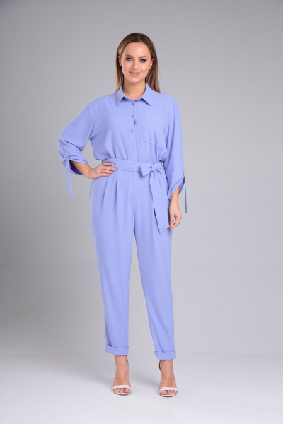 Демисезонный комбинезон из текстиля с мягкими складками и шлёвками Lady Line 565 голубой_лаванда - фото 9
