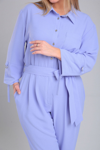 Демисезонный комбинезон из текстиля с мягкими складками и шлёвками Lady Line 565 голубой_лаванда - фото 8