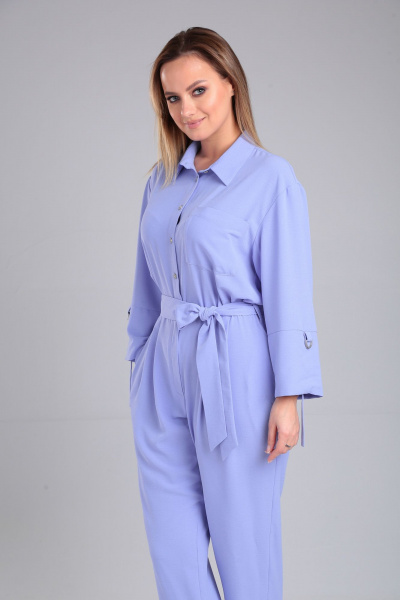 Демисезонный комбинезон из текстиля с мягкими складками и шлёвками Lady Line 565 голубой_лаванда - фото 7