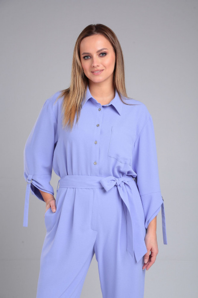 Демисезонный комбинезон из текстиля с мягкими складками и шлёвками Lady Line 565 голубой_лаванда - фото 5
