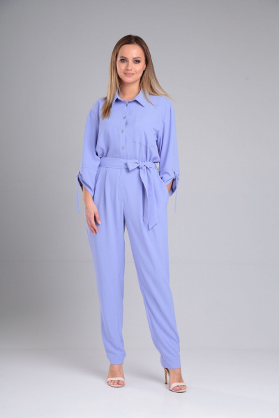Демисезонный комбинезон из текстиля с мягкими складками и шлёвками Lady Line 565 голубой_лаванда - фото 1