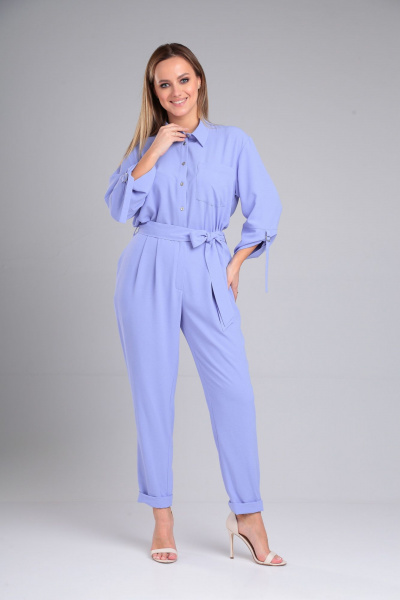 Демисезонный комбинезон из текстиля с мягкими складками и шлёвками Lady Line 565 голубой_лаванда - фото 3