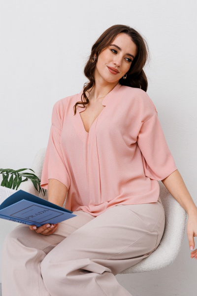 Элегантная текстильная блуза с рукавом 3/4 и складками NikVa 481-2 пудра - фото 5
