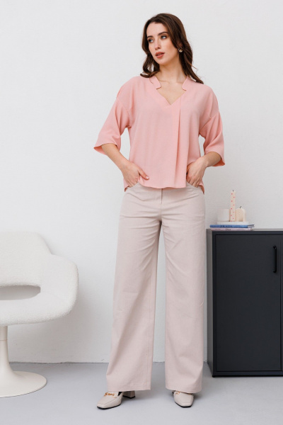 Элегантная текстильная блуза с рукавом 3/4 и складками NikVa 481-2 пудра - фото 1
