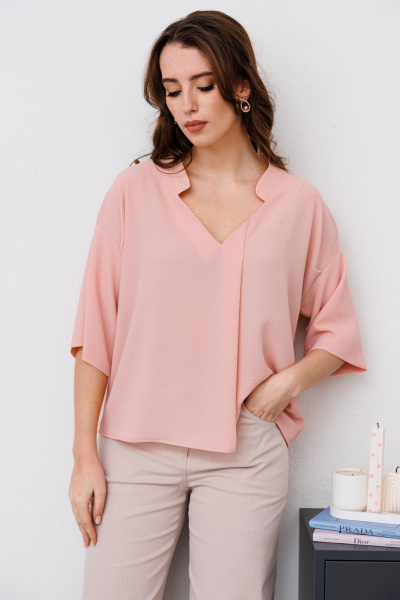 Элегантная текстильная блуза с рукавом 3/4 и складками NikVa 481-2 пудра - фото 4