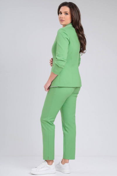 Зеленый деловой костюм из текстиля с жакетом, джемпером и укороченными брюками LeNata 32099 салатовый - фото 6