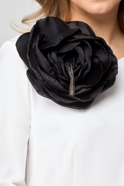 Платье А-образного силуэта с v-образным вырезом и декоративными подрезами Мишель стиль 1180 белый - фото 9