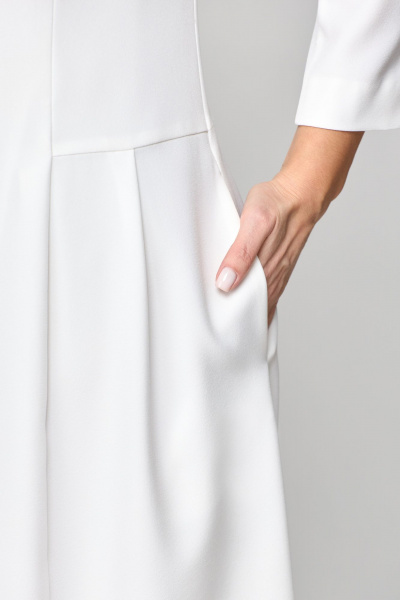 Платье А-образного силуэта с v-образным вырезом и декоративными подрезами Мишель стиль 1180 белый - фото 8