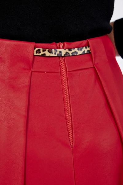 Юбка из эко-кожи со складками и карманами Klever 225 алый_матовый - фото 12