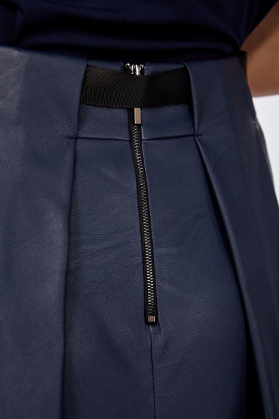 Демисезонная кожаная юбка с карманами и складками Klever 225 синий_матовый - фото 9