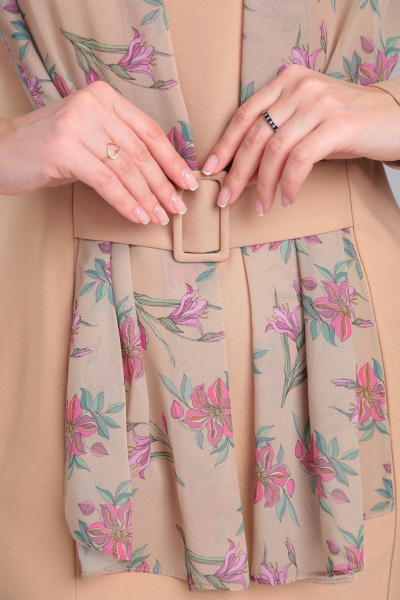 Элегантное бежевое платье с декоративным поясом Angelina & Сompany 964 - фото 9