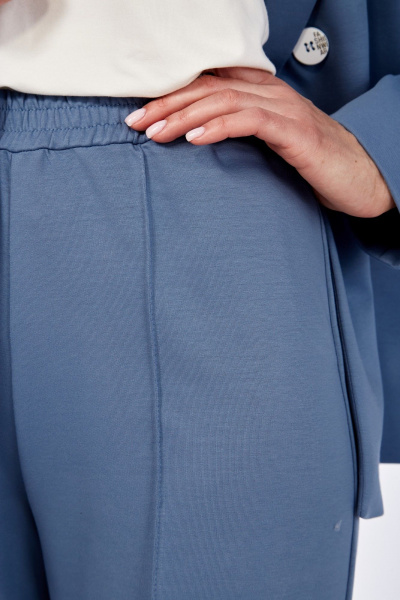 Деловой комплект с жакетом и брюками из текстиля Диомант 1947 деним - фото 9