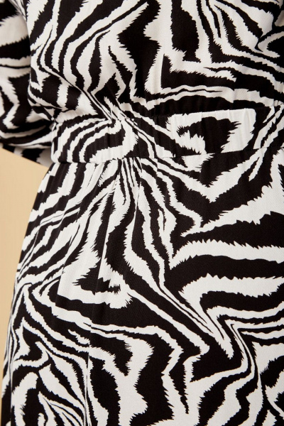 Эффектное платье с защипом и декоративной пряжкой Nati Brend 0010 белый_черный - фото 7