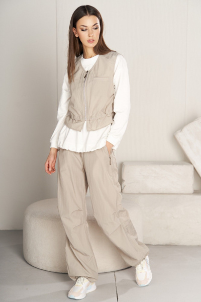 Бежевые брюки и жилет с необычным кроем Fantazia Mod 4755 - фото 2