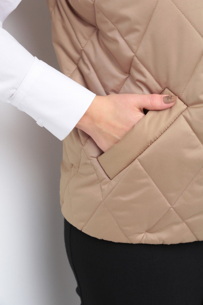 Бежевый жилет из стеганой плащевки с карманами Takka Plus 23-192/2 беж - фото 7