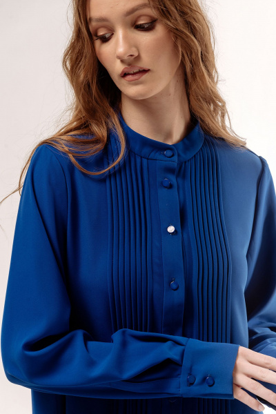 Платье свободного силуэта из текстиля с защипами и плечевыми накладками FLAIM 1043.01 василек - фото 6