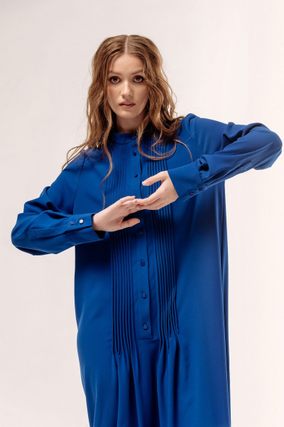 Платье свободного силуэта из текстиля с защипами и плечевыми накладками FLAIM 1043.01 василек - фото 5