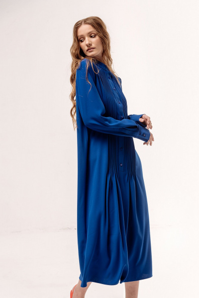 Платье свободного силуэта из текстиля с защипами и плечевыми накладками FLAIM 1043.01 василек - фото 2