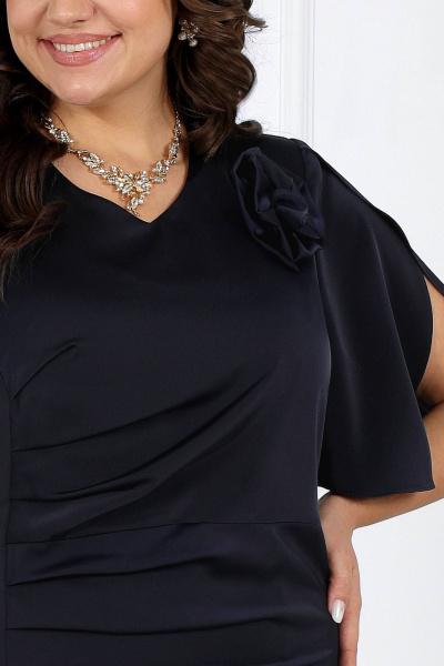 Платье из сатина с складками и разрезом макси, крылья на запах Ninele 7441 синий - фото 6