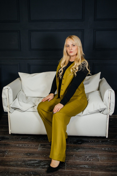 Желтый костюм из текстиля для повседневных образов БелКредо 23с124-р60 оливковый - фото 6