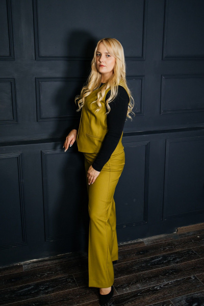 Желтый костюм из текстиля для повседневных образов БелКредо 23с124-р60 оливковый - фото 4