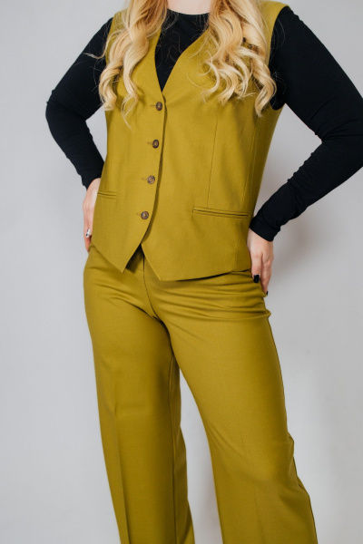 Желтый костюм из текстиля для повседневных образов БелКредо 23с124-р60 оливковый - фото 2