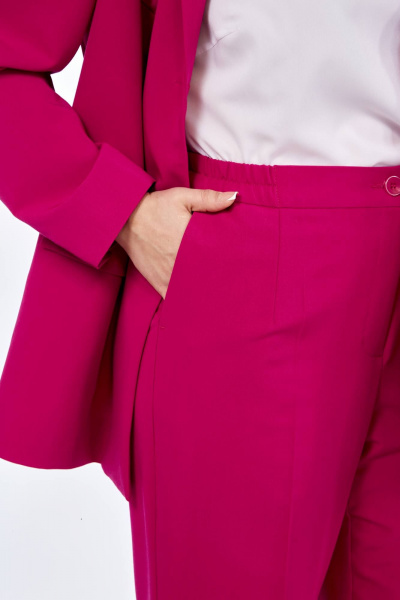 Розовый костюм из текстиля для деловых и повседневных луков Ольга Стиль С-823 фуксия - фото 3