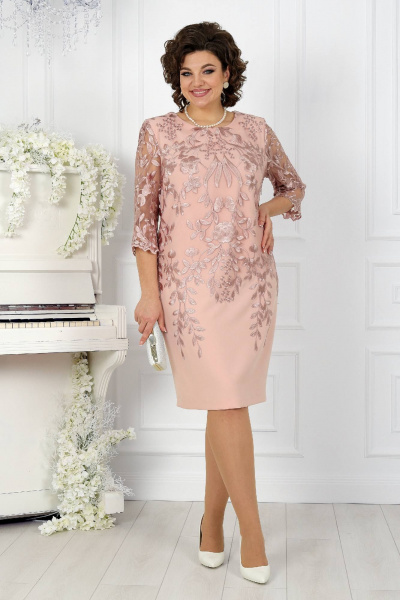 Платье футляр длины миди из гипюра с кружевами и вытачками Ninele 5753 пудра - фото 6