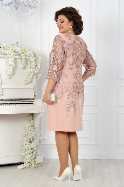 Платье футляр длины миди из гипюра с кружевами и вытачками Ninele 5753 пудра - фото 5