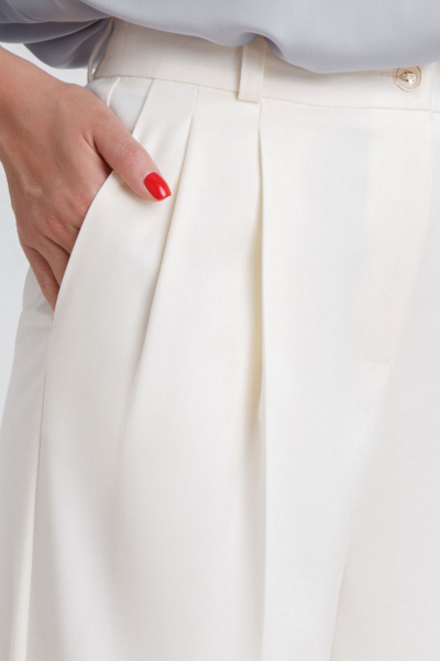 Брюки со стрелками из текстиля для деловых и casual образов IVARI 310/1 молочный - фото 5