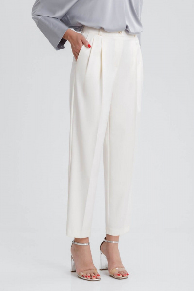 Брюки со стрелками из текстиля для деловых и casual образов IVARI 310/1 молочный - фото 3