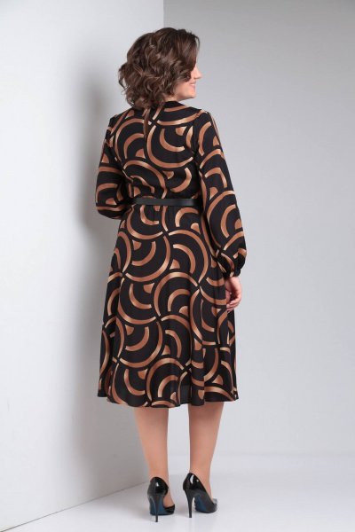 Платье свободного силуэта с принтом и капельным вырезом LadisLine 1485 черный-бронза - фото 6