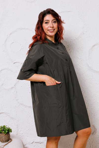 Платье оверсайз из ткани с рельефными швами и накладными карманами Mubliz 145 хаки - фото 9