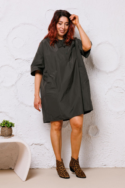 Платье оверсайз из ткани с рельефными швами и накладными карманами Mubliz 145 хаки - фото 8