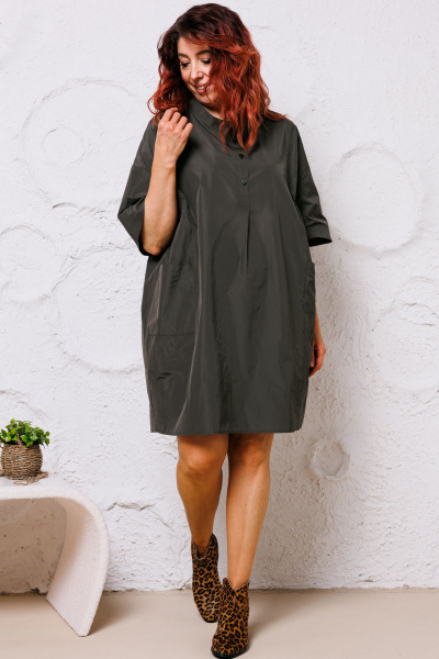 Платье оверсайз из ткани с рельефными швами и накладными карманами Mubliz 145 хаки - фото 6