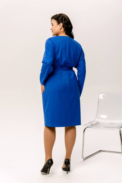 Длинное трикотажное платье прямого силуэта для повседневной носки Romgil РТ0007-ПЭ5 васильковый - фото 2