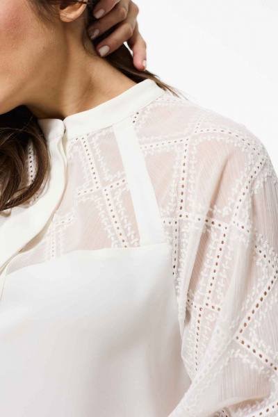 Демисезонный костюм из текстиля: блуза и расклешенные брюки Mislana 935/3 белый - фото 7