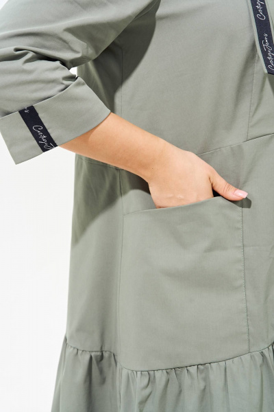 Платье из хлопкового поплина с воланами и асимметрией, летнее IVA 1571 хаки - фото 4