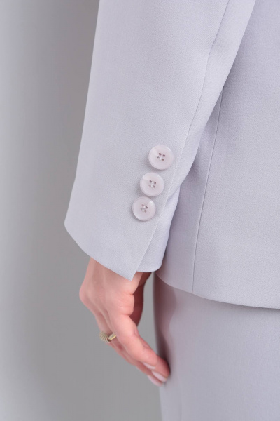 Двухпредметный серый костюм с жакетом и жилетом из текстиля Vilena 947 светло-серый - фото 6