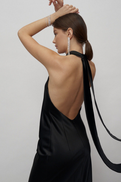 Демисезонное нарядное платье из атласа с открытой спиной ESPiREO Платье_макси_с_бантом_черное - фото 18