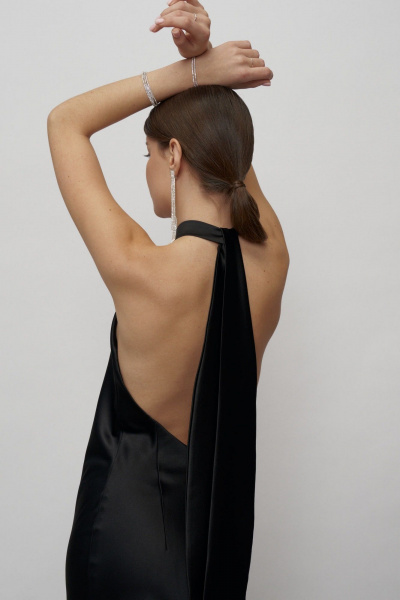 Демисезонное нарядное платье из атласа с открытой спиной ESPiREO Платье_макси_с_бантом_черное - фото 16