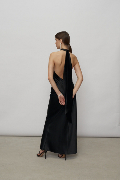 Демисезонное нарядное платье из атласа с открытой спиной ESPiREO Платье_макси_с_бантом_черное - фото 4