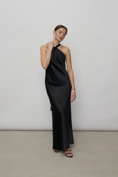 Демисезонное нарядное платье из атласа с открытой спиной ESPiREO Платье_макси_с_бантом_черное - фото 3