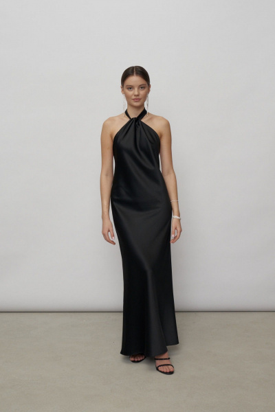 Демисезонное нарядное платье из атласа с открытой спиной ESPiREO Платье_макси_с_бантом_черное - фото 1