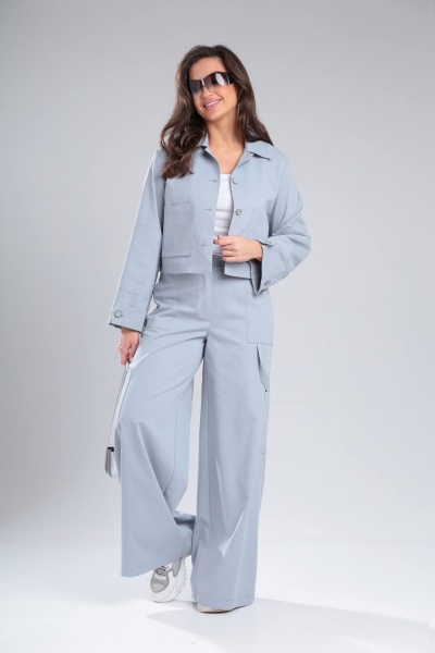 Джинсовый костюм с укороченным жакетом и брюками свободного силуэта DOGGI 2933 голубой - фото 4