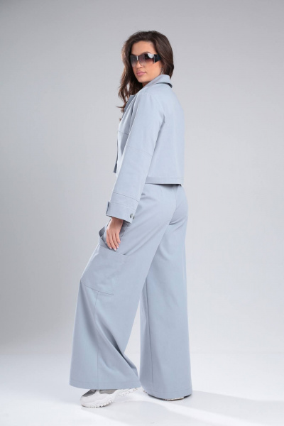 Джинсовый костюм с укороченным жакетом и брюками свободного силуэта DOGGI 2933 голубой - фото 7