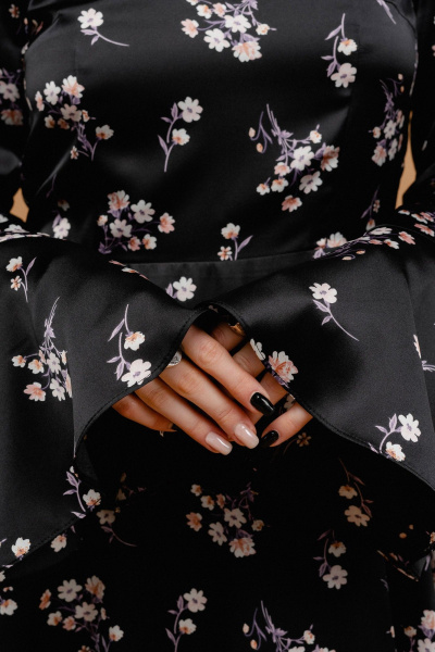 Платье приталенное из атласа с вырезом и молнией JRSy 2440 черный_в_цветочки - фото 6