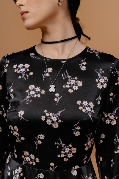 Платье приталенное из атласа с вырезом и молнией JRSy 2440 черный_в_цветочки - фото 5