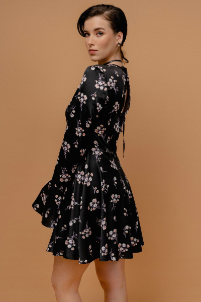 Платье приталенное из атласа с вырезом и молнией JRSy 2440 черный_в_цветочки - фото 4