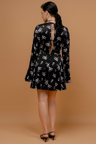 Платье приталенное из атласа с вырезом и молнией JRSy 2440 черный_в_цветочки - фото 3